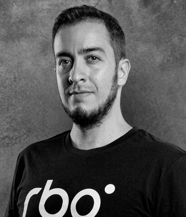 Retrato de Alex Barvel experto en edición de vídeo e inteligencia artificial