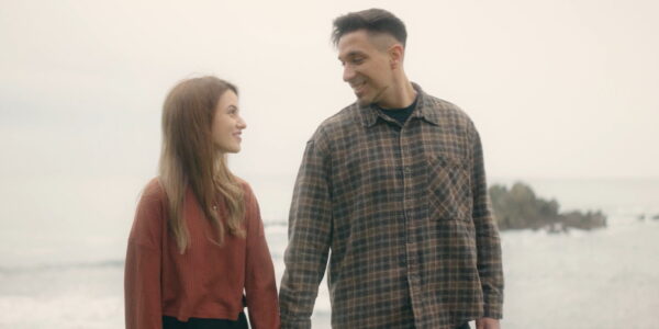 Novios abrazados transmitiendo emoción natural