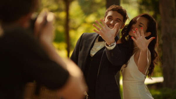 Pareja sonriente mostrando su anillo