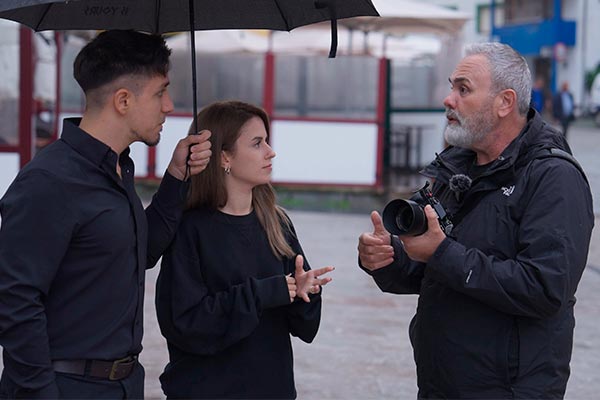 Alumnos haciendo prácticas presenciales en una boda real