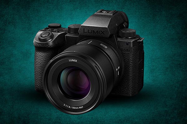 Cámara Panasonic Lumix S5IIX con objetivo 50mm